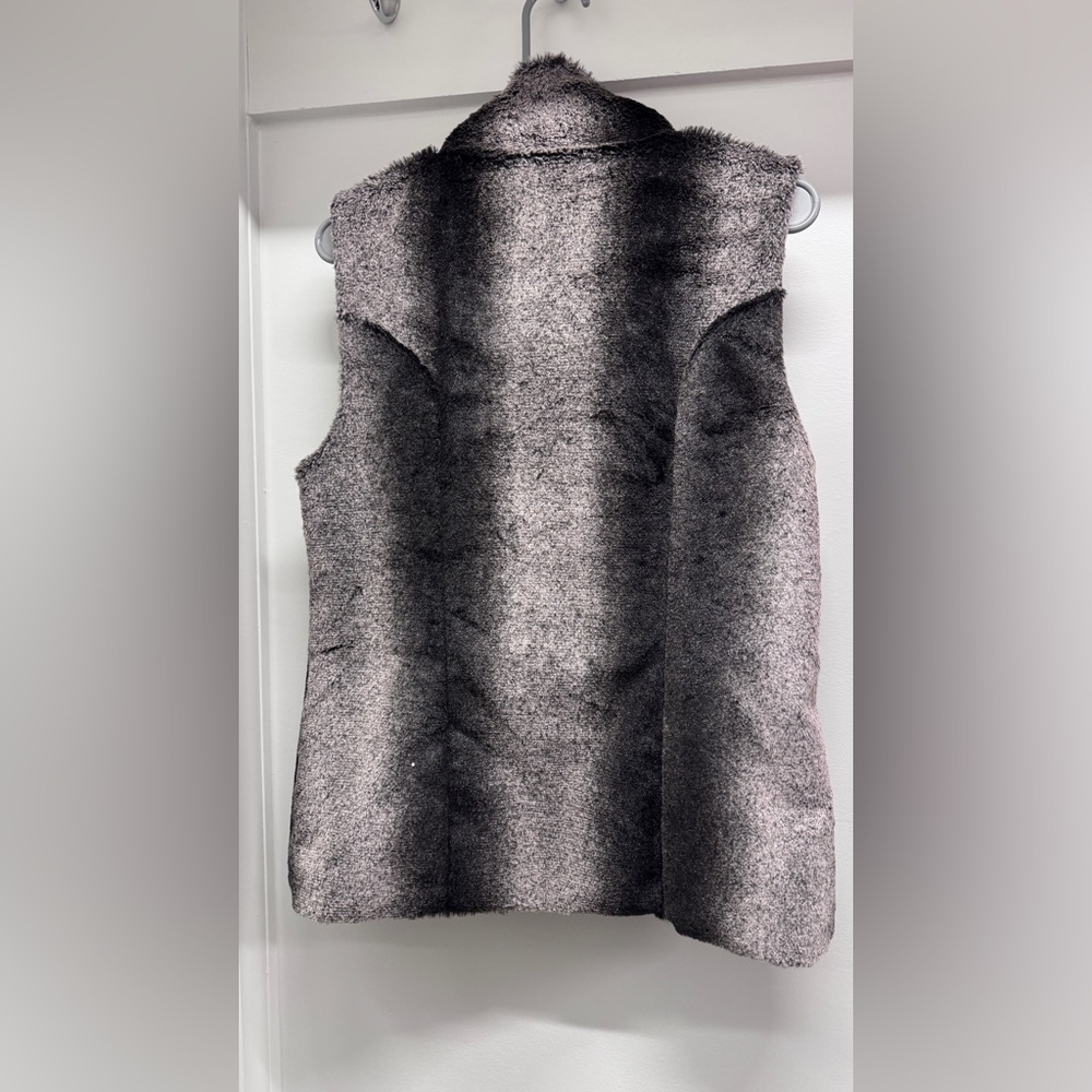 Women's Gray Zipper Vest - Picture 3 of 4